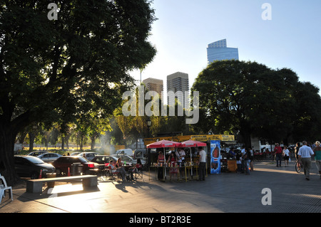 Les gens de manger et de mettre à la sauce fast-food en face d'un parilla mobile grill, Costanera Sur Boulevard, Buenos Aires Banque D'Images