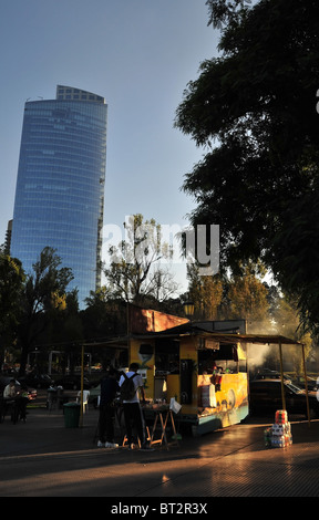 Deux hommes, debout sur une table à côté d'un parilla grill, sauce mise sur la restauration rapide, Costanera Sur Boulevard, Buenos Aires Banque D'Images