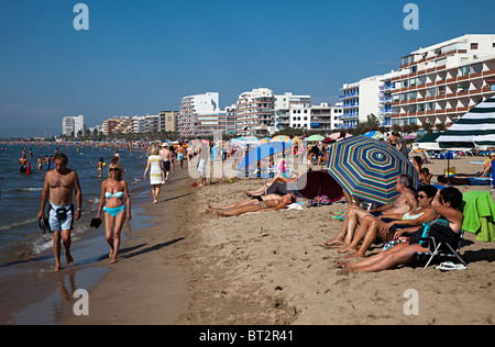 Les gens sur la plage Playa de Roses Emporda Catalogne Espagne Banque D'Images