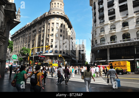 Voir, en regardant vers le sud le long de la Calle Florida piétonne, d'un grand nombre de personnes marchant sur Diagonal Norte, Buenos Aires Banque D'Images