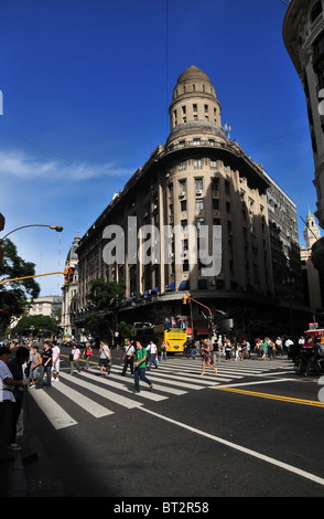 Voir, en regardant vers la Plaza de Mayo, de piétons, marchant le long de la Calle Florida, croisement Diagonal Norte, Buenos Aires Banque D'Images