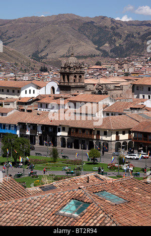 Vue sur la place principale de Armas sqaure et la tour de l'église la Merced, Cusco, Pérou Banque D'Images