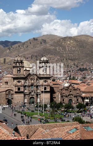 Vue sur la place principale Plaza de Armas et l'église et le couvent jésuite la Compañia de Jesus, Cusco, Pérou Banque D'Images
