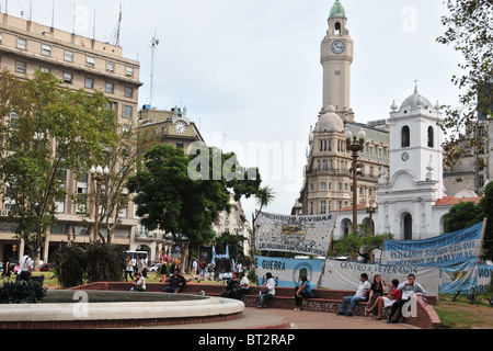 Voir, vers le Cabildo colonial, de personnes et d'îles Falkland/Malvinas War banderoles, extrémité ouest de la Plaza de Mayo, Buenos Aires Banque D'Images