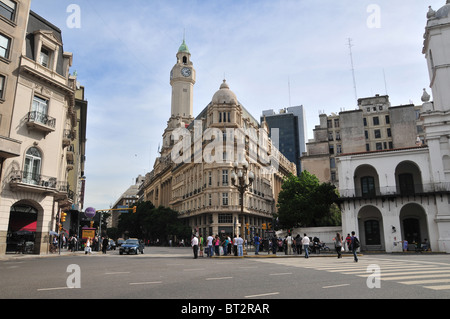 Avis de personnes traversant l'Avenida Roca, en face de l'Assemblée législative de la ville Cabildo et bâtiments, extrémité ouest de la Plaza de Mayo, Buenos Aires Banque D'Images