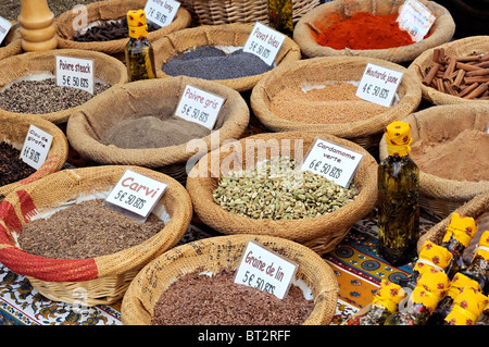 Épices à vendre sur un marché agricole français Banque D'Images