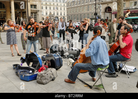Classique Metropolitian musiciens exécutent à la place Colette, un carré à la rue Saint-Honoré et l'Avenue de l'Opéra, Paris France Banque D'Images