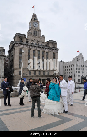 Couple chinois se marier sur Bund à Shanghai, Chine Banque D'Images