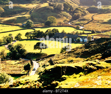 Lake District fells. S.W. sur pied tomba sur la Ferme Valley road menant de Wrynose Pass. Little Langdale, Cumbria, Angleterre Banque D'Images