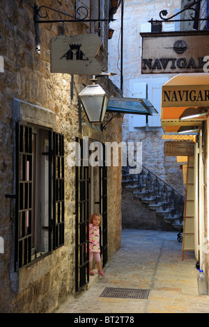 Le Monténégro, Budva, Vieille Ville, scène de rue la nuit, Banque D'Images