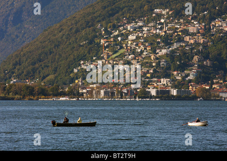 Le Lac Majeur et les villages sur les collines sur côté italien comme vu pour la Suisse. Banque D'Images