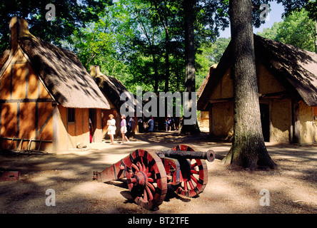 Visiteurs en reconstruction de 1607 Fort James Early English colonies de peuplement sur la James River, à Jamestown, Virginie, USA Banque D'Images