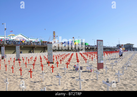 Arlington West - mémorial temporaire pour les soldats américains qui sont morts en Irak. Il est créé sur la plage de Santa Monica, Californie (États-Unis). Banque D'Images