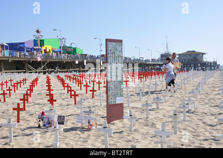 Arlington West - mémorial temporaire pour les soldats américains qui sont morts en Irak. Il est créé sur la plage de Santa Monica, Californie (États-Unis). Banque D'Images