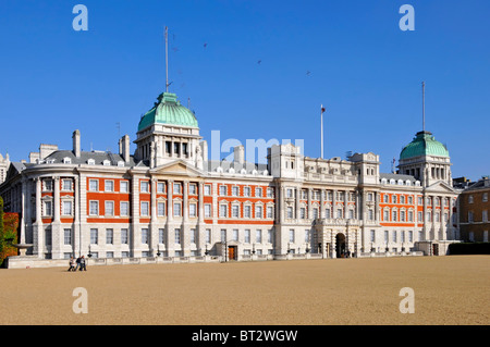 Admiralty extension un bâtiment en pierre blanche de brique rouge, des toits verts en face du gravier Horse Guards Parade Ground Westminster Londres Angleterre Royaume-Uni Banque D'Images