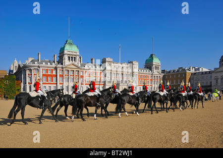 Cavalerie de la famille arrivant sur Horse Guards Parade pour changer la cérémonie de la Garde Admiralty extension bâtiment au-delà de Westminster Londres Angleterre Royaume-Uni Banque D'Images