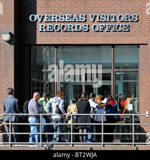 Les gens à l'extérieur de l'attente des visiteurs de l'étranger Bureau des documents Banque D'Images