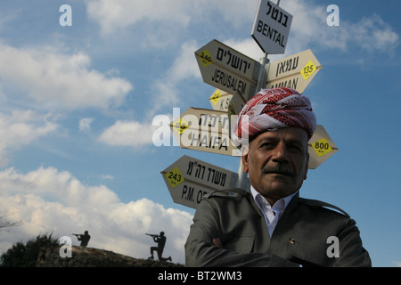 Dawood, Daud ou Davut Baghestani un membre de l'Union des communautés kurdes avec un poste de signalisation dirigé vers différentes capitales dans un bastion militaire israélien qui a été construit sur un ancien bastion syrien qui est maintenant un point d'attraction pour les visiteurs dans le pic stratégique du mont Bental un volcan dormant Dans les hauteurs du Golan, au nord d'Israël Banque D'Images