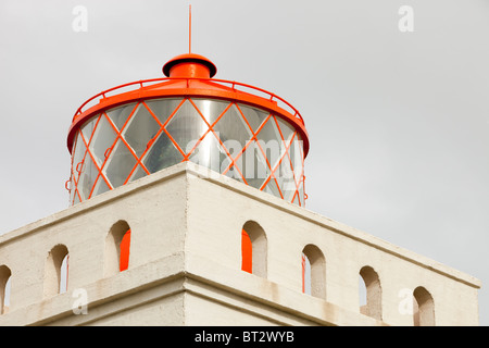 Un phare à Dyrholaey, près de Vik sur la côte sud de l'Islande. Banque D'Images