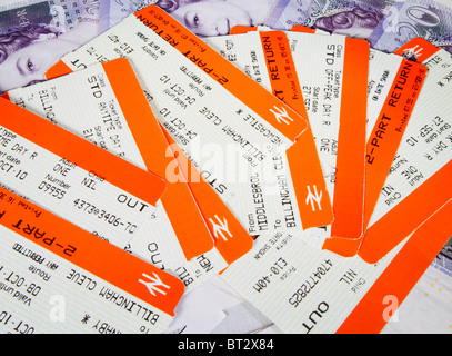 Billets de train sur les notes de 20 livres. UK Banque D'Images