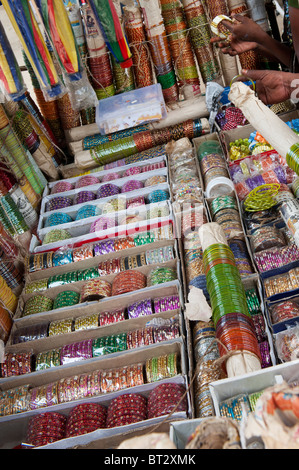 Décrochage du marché indien et bijoux bangles de vente. L'Andhra Pradesh, Inde Banque D'Images