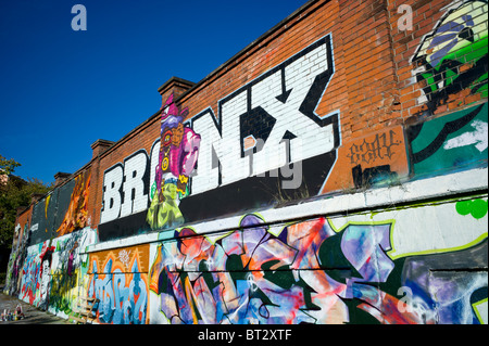 Mur de brique brune couverte de graffitis montrant le mot Bronx, Munich, Allemagne Banque D'Images