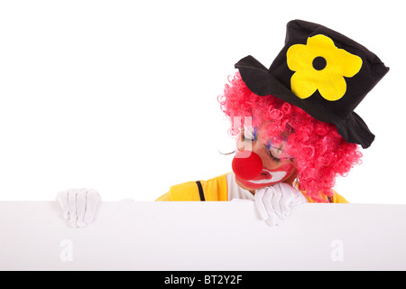 Clown holding et à la recherche d'une ouverture vierge (isolé sur blanc) Banque D'Images
