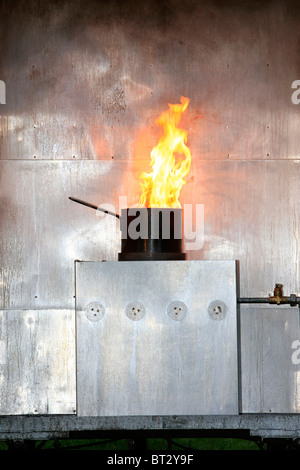 La simulation d'une puce (frites) pan fire avec de l'huile enflammée sur une cuisinière à gaz Banque D'Images