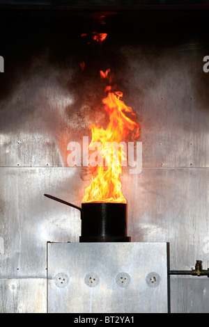 La simulation d'une puce (frites) pan fire avec de l'huile enflammée sur une cuisinière à gaz Banque D'Images