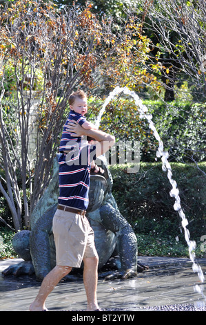 Père et fils, Arboretum de Dallas, Texas, USA Banque D'Images