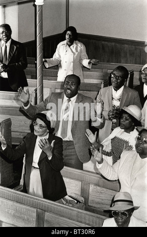 Image d'archive à partir de 1980. Fidèles Louez le Seigneur au cours d'un service à l'Église du Nouveau Testament de Dieu Newport South Wales UK Banque D'Images