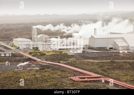 La capture de la vapeur géothermique de forage pour alimenter la centrale géothermique de Svartsengi dans près de Keflavik Reykjavik en Islande Banque D'Images