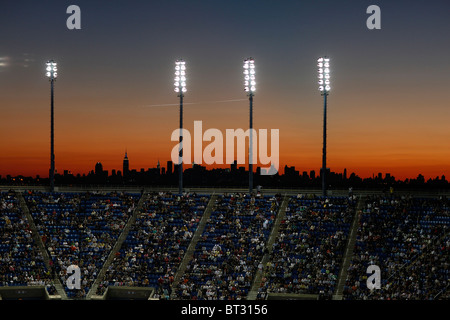Vue aérienne de Manhattan à partir de l'US Open Centre Court dans la nuit Banque D'Images