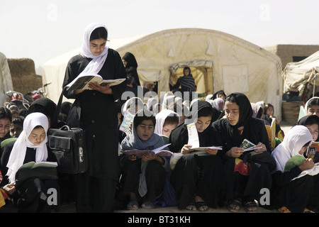 L'école en plein air et les enfants qui fréquentent l'Tegav Sirin, Afghanistan. Banque D'Images