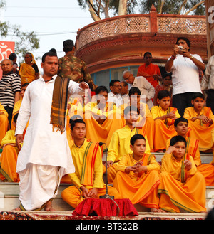 Les jeunes garçons célébrant le festival Kumbh Mela à Haridwar INDE Banque D'Images