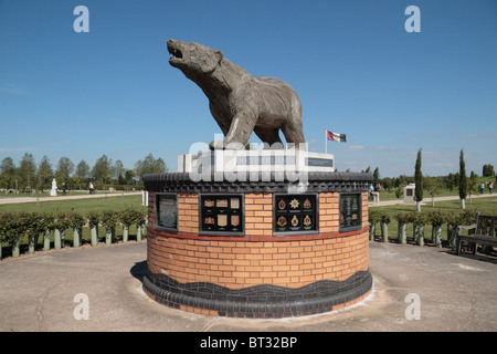 L'ours polaire à l'Association Mémorial National Memorial Arboretum, Alrewas, Staffordshire, Royaume-Uni. Banque D'Images