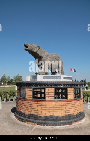 L'ours polaire à l'Association Mémorial National Memorial Arboretum, Alrewas, Staffordshire, Royaume-Uni. Banque D'Images