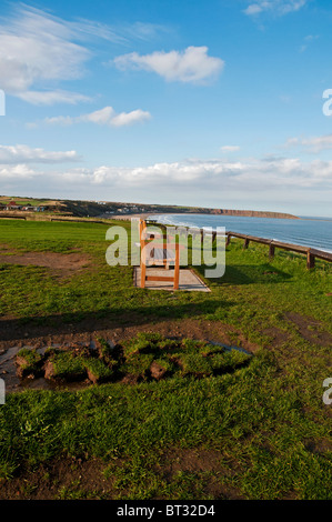 Un banc pour se détendre et profiter de la beauté de la côte du Yorkshire à Primrose Valley Holiday Park, Filey Banque D'Images