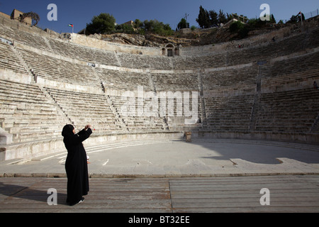 Femme musulmane de prendre des photos dans le théâtre romain, Amman, Jordanie Banque D'Images