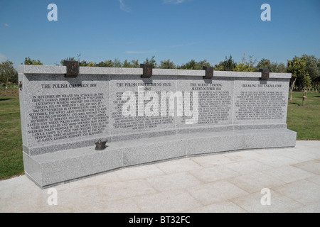 Un panneau de la Polish Monument au National Memorial Arboretum, Alrewas, Staffordshire, Royaume-Uni. Banque D'Images