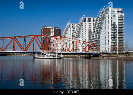 NV immeubles d'appartements, près de Detroit, Pont Canal marins Salford Quays Manchester UK Banque D'Images