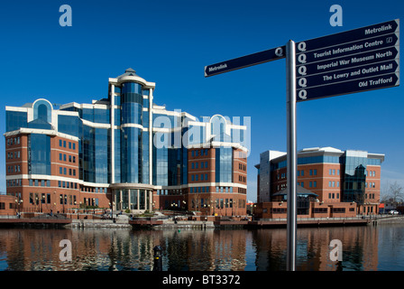 Immeuble de bureaux de Victoria vu au bassin du lac Érié Salford Quays Manchester en plein soleil, avec des informations touristiques sign Banque D'Images