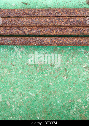 Béton vieux mur peint avec les tubes en fer rouillé Banque D'Images