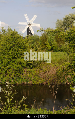 L'opérateur de l'usine à travers le pont de pierre, à Sibsey, Lincolnshire, Angleterre Banque D'Images