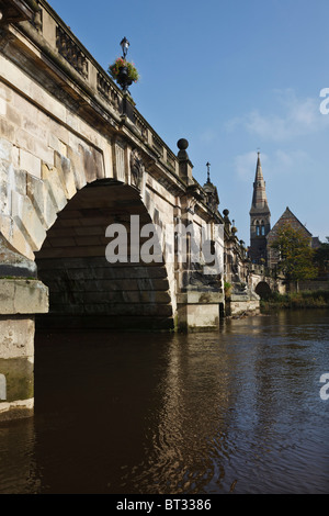 English Pont sur la rivière Severn à Shrewsbury, Shropshire. Banque D'Images