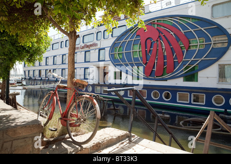 Un vélo sur le quai près du bateau de croisière du M/S Château Lafayette Nile, le Nil à Louxor, Haute-Egypte Afrique Banque D'Images