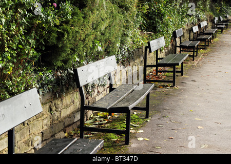 Des bancs de parc donnant sur la Tamise, England UK sur un matin d'automne Banque D'Images