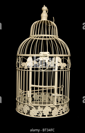 Cage à oiseau Shabby chic isolé sur fond noir Banque D'Images