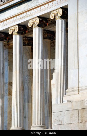 Colonnes - l'Académie nationale d'Athènes (Grèce) Banque D'Images