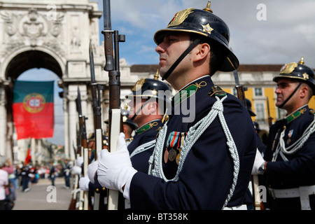 Les membres de la Garde républicaine du Portugal en uniforme de cérémonie défilé lors des célébrations du centenaire de la nation. Banque D'Images